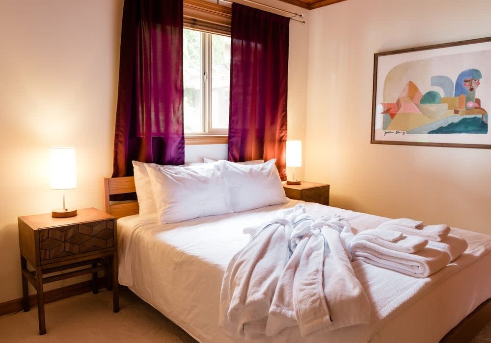 Second bedroom with Queen bed, luxury bed linens and comfy robes.