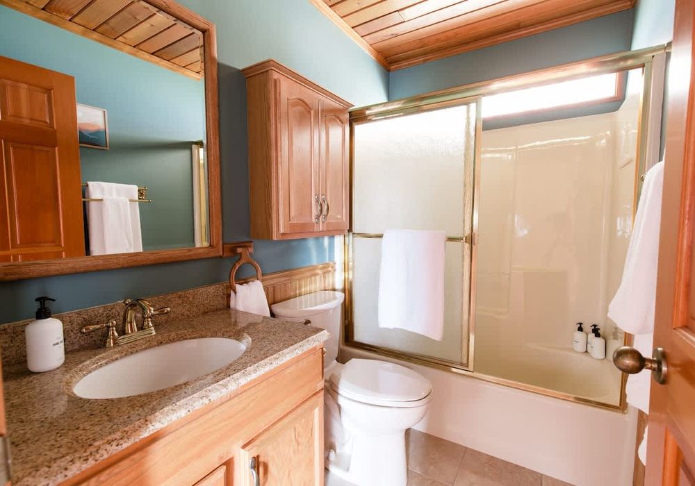 Second bathroom, just off the second bedroom.