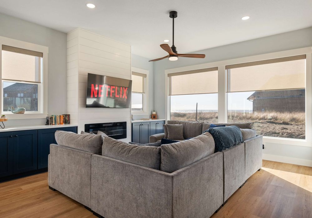 Big windows bring in light and views from every angle—comfortable for everyone to gather.