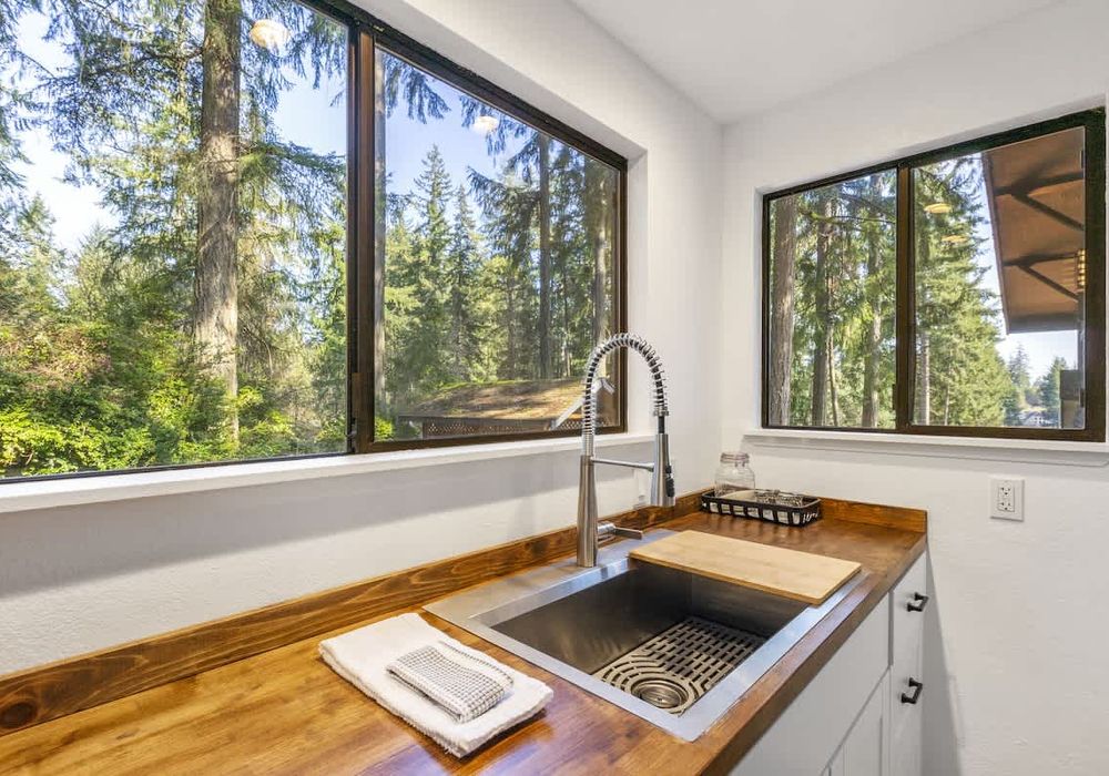 89c9f3c0 872f 46 b84W7 homerunner