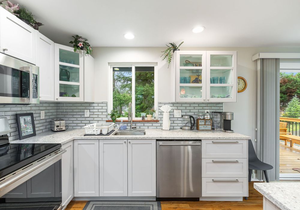With a complete set of appliances and plenty of prep space, this kitchen is ready for any meal.