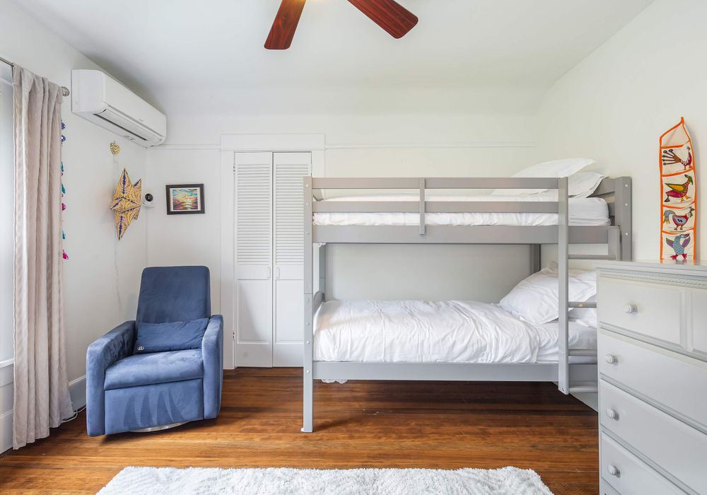 The perfect kids bedroom - with bunk beds, books and a lots of floor space