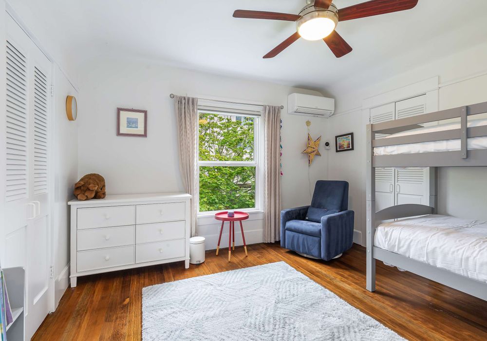 The perfect kids bedroom - with bunk beds, books and a lots of floor space