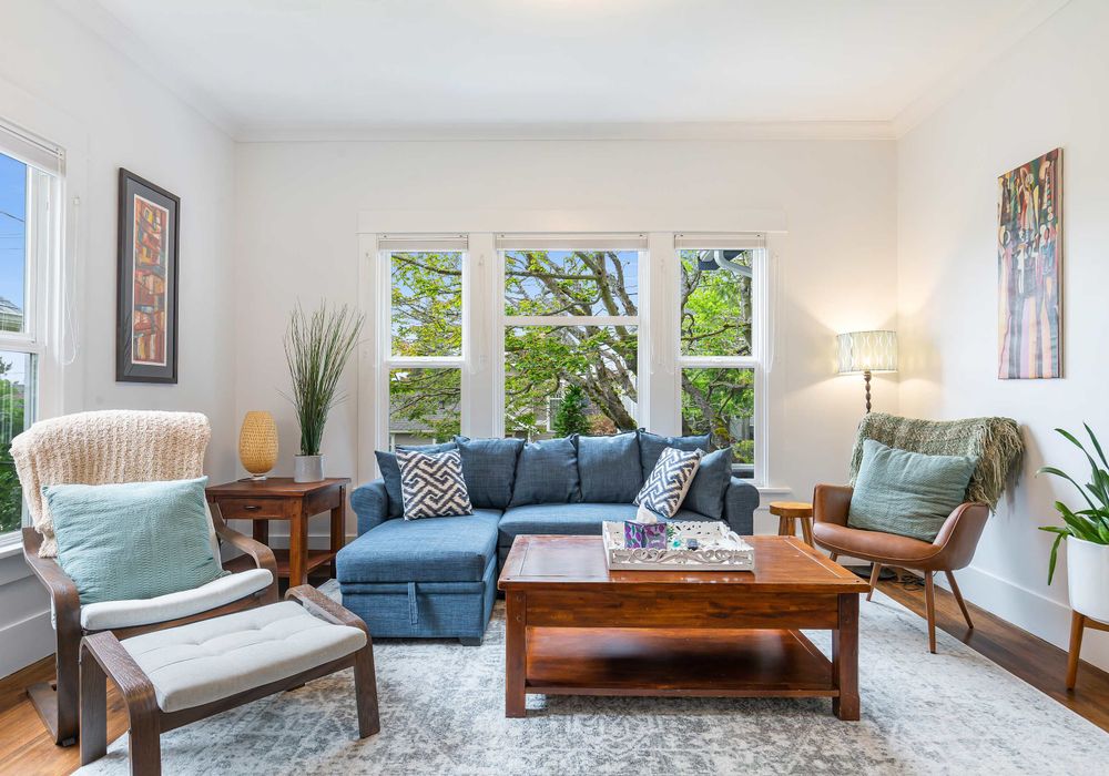 Large living room with plenty of seating