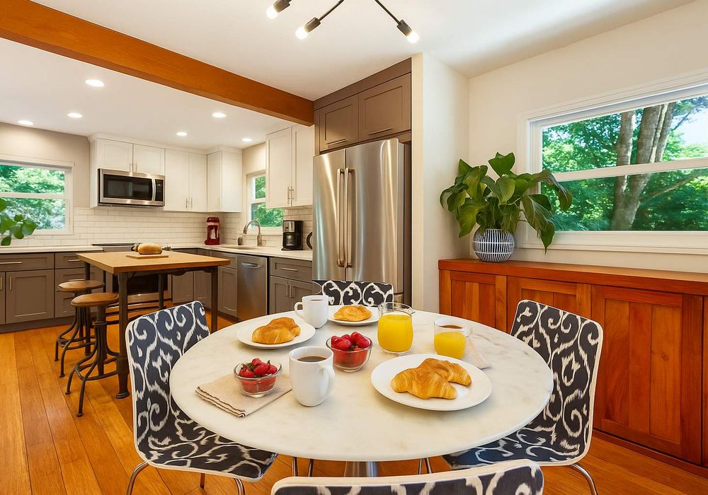 Eat together or plan the day over breakfast. Bright, classic kitchen with plenty of space.