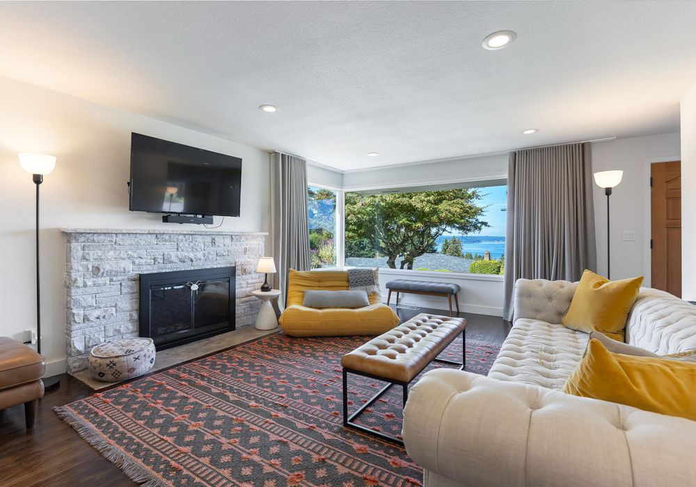 Bright and cozy lounge for reading, chatting, or watching your favorite shows.