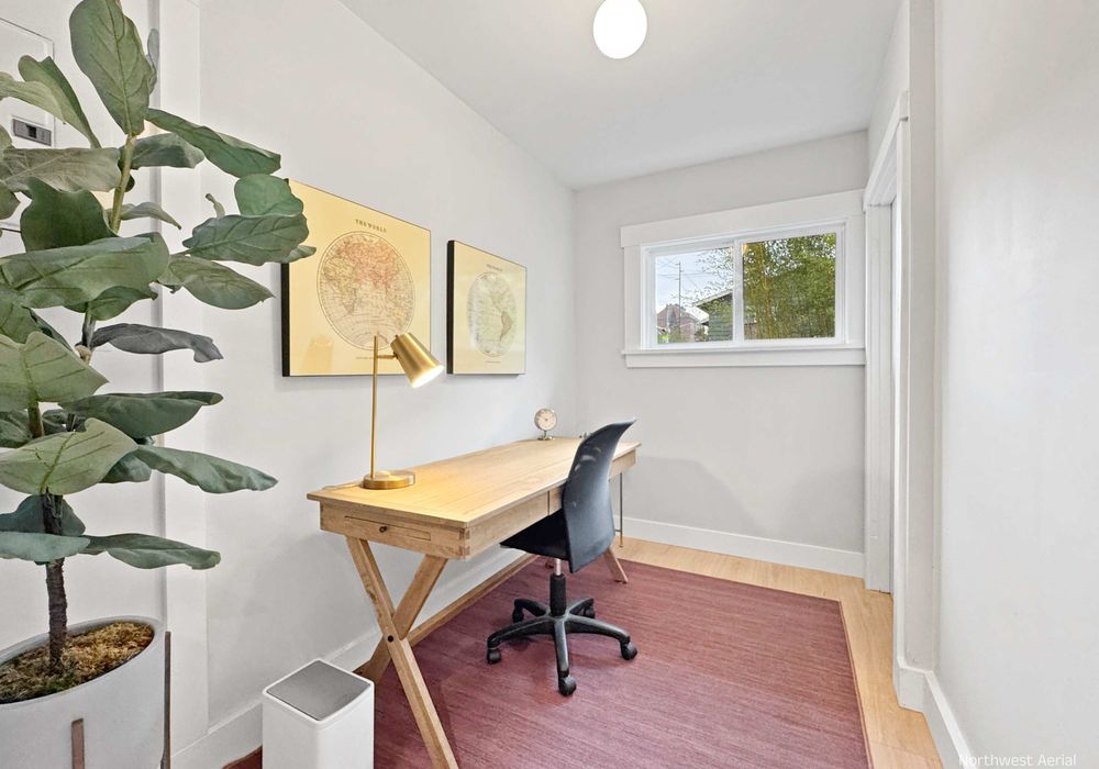 Separate desk / work area just off the kitchen