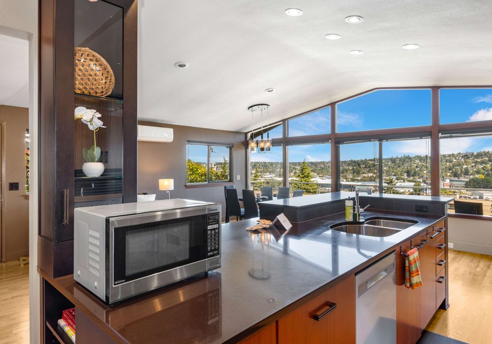 Bright, fully equipped kitchen