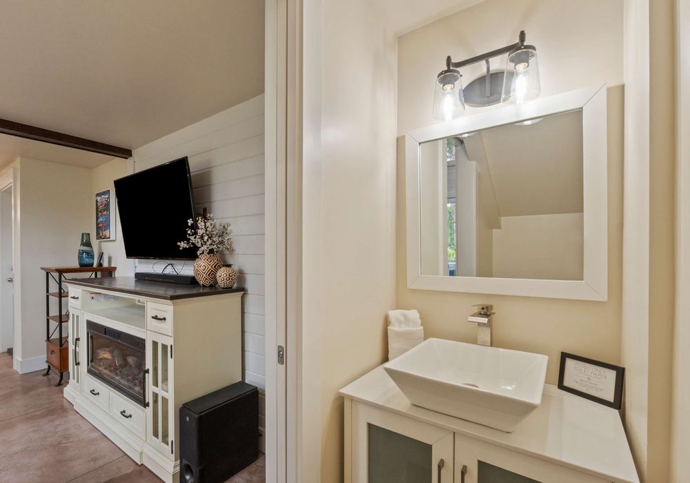 Clean and minimal wash space that keeps everything easy and accessible.