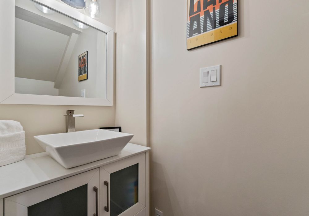 Minimal and clean setup for a comfortable stay.