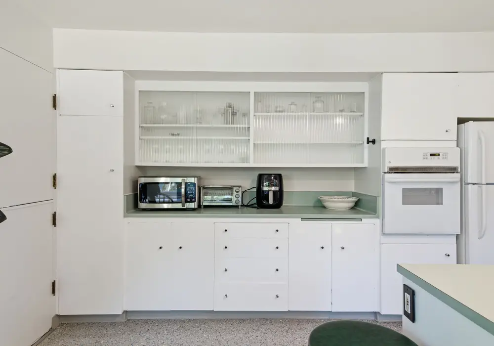 Fully equipped kitchen with everything you need to cook at home.