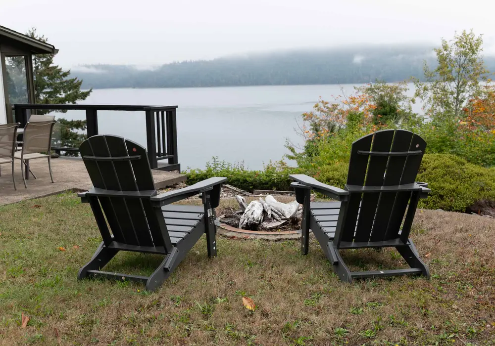 A closer look at the peaceful surroundings.