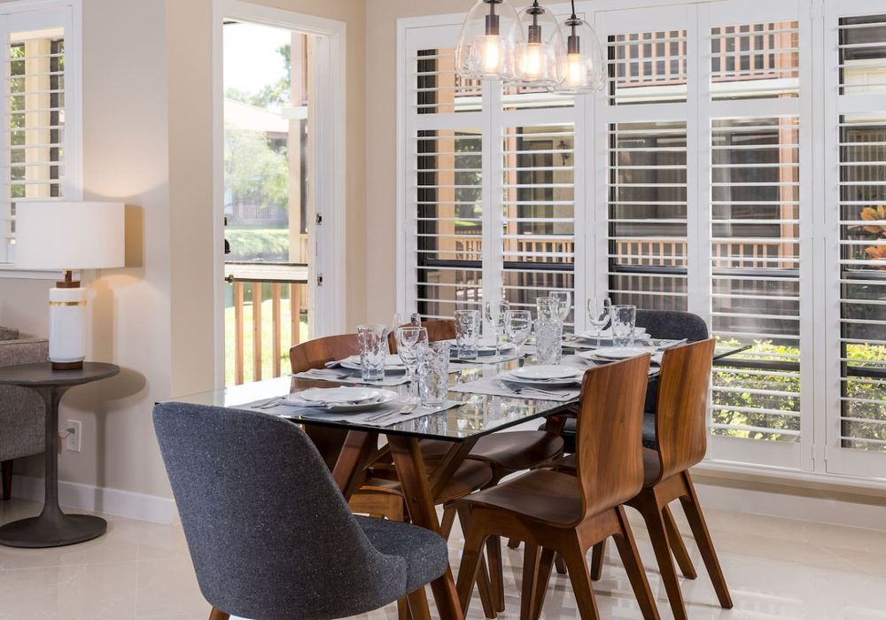 Separate dinning area for 6