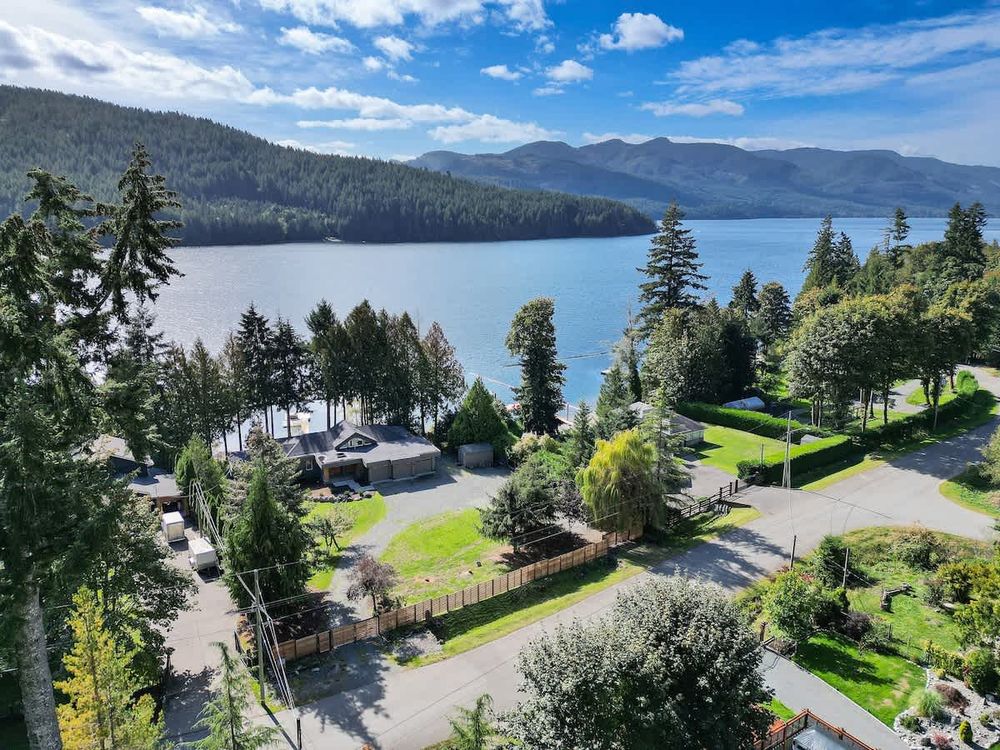 Cowichan Lake Manor Lakefront Retreat