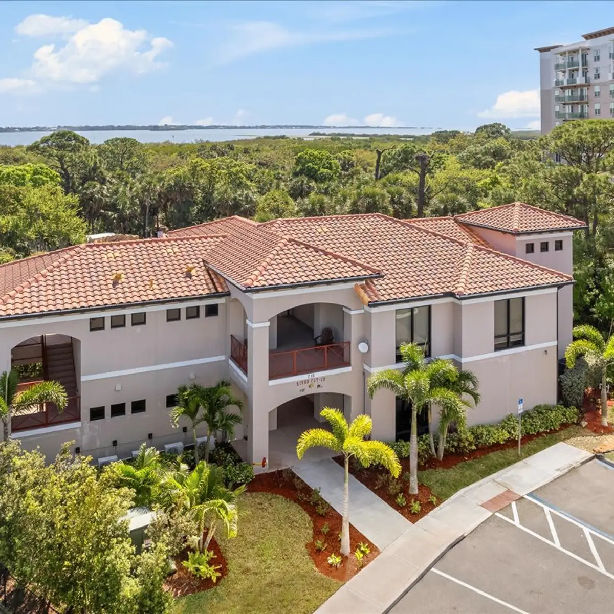 Riverfront Luxury Condo W/ Amenities - Beachside Vacation Rentals