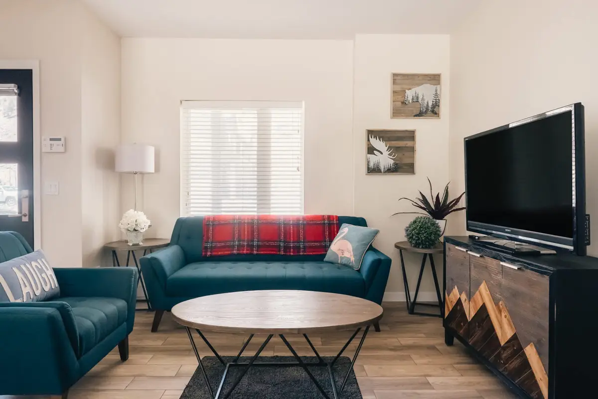 The Hollyhock Hideaway | Close to Slopes