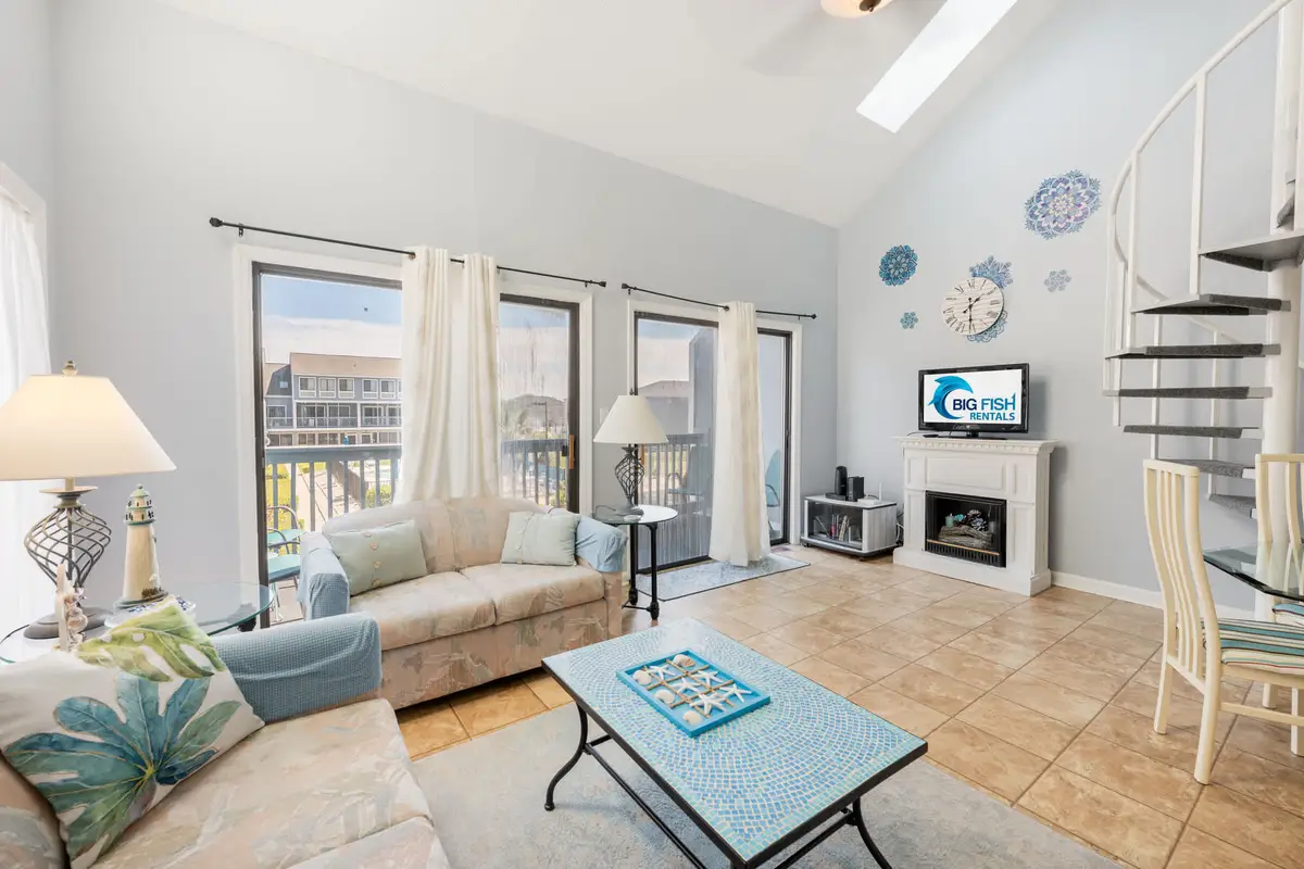 Large 2BR Private Condo, Surfside, Beautiful Decor
