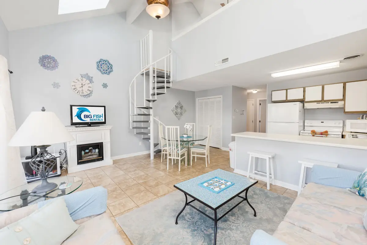 Large 2BR Private Condo, Surfside, Beautiful Decor