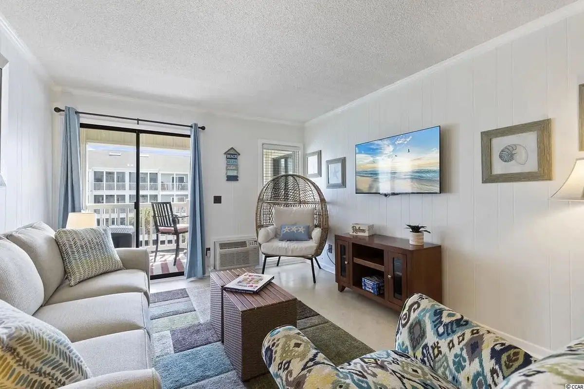 2 Bedroom Condo on Shore Drive with Pool and Beach