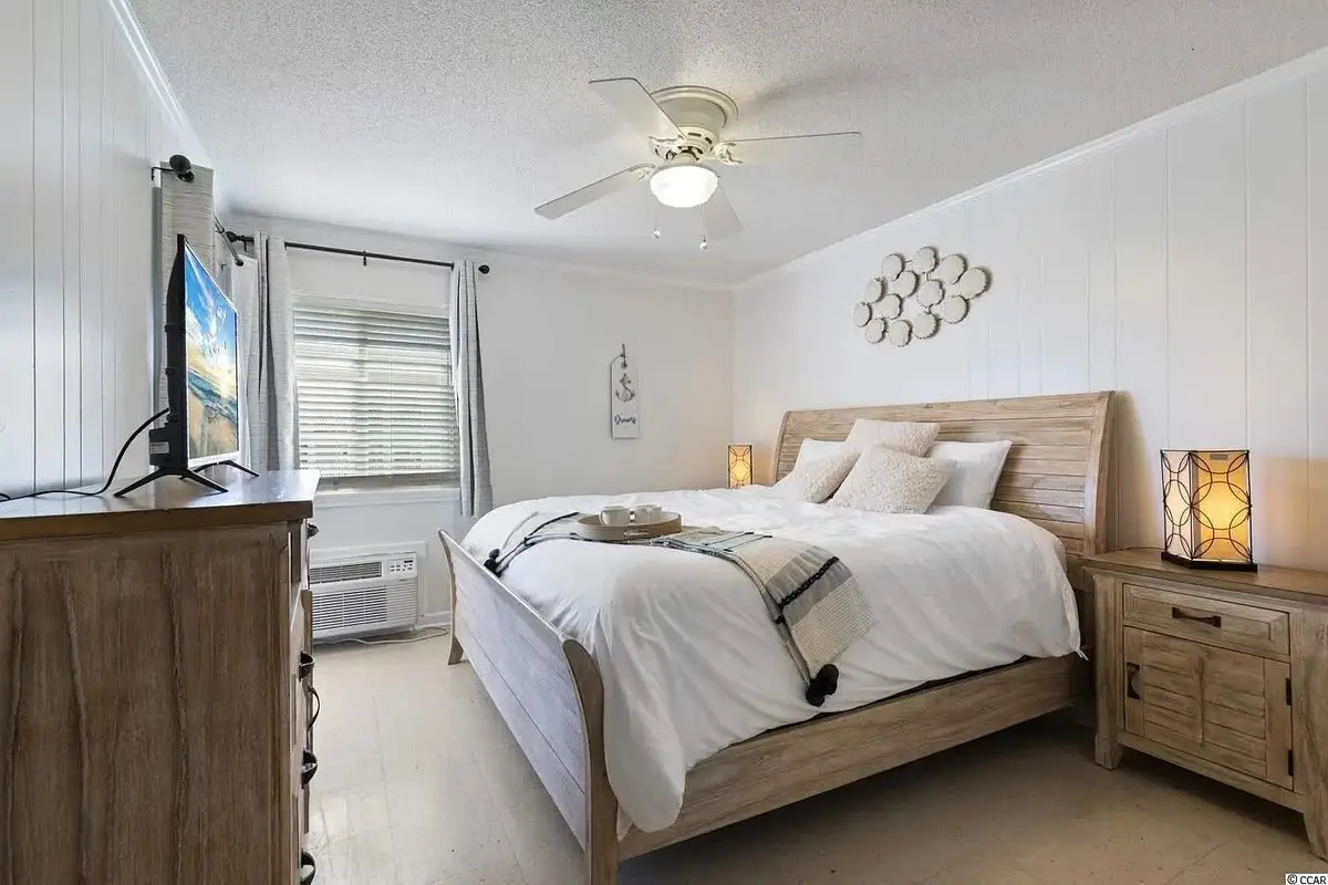 2 Bedroom Condo on Shore Drive with Pool and Beach