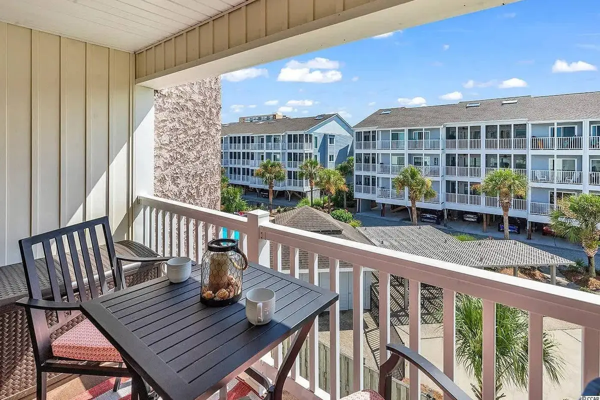 2 Bedroom Condo on Shore Drive with Pool and Beach