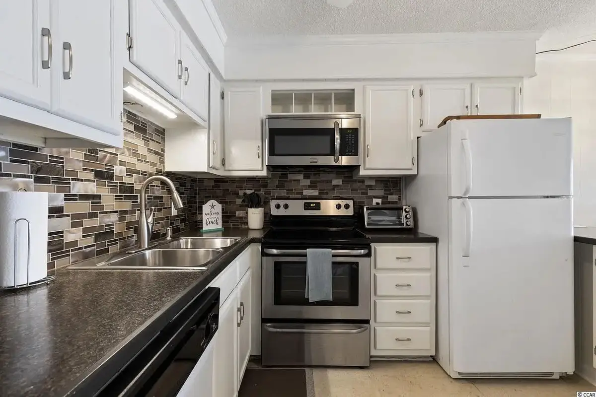 2 Bedroom Condo on Shore Drive with Pool and Beach