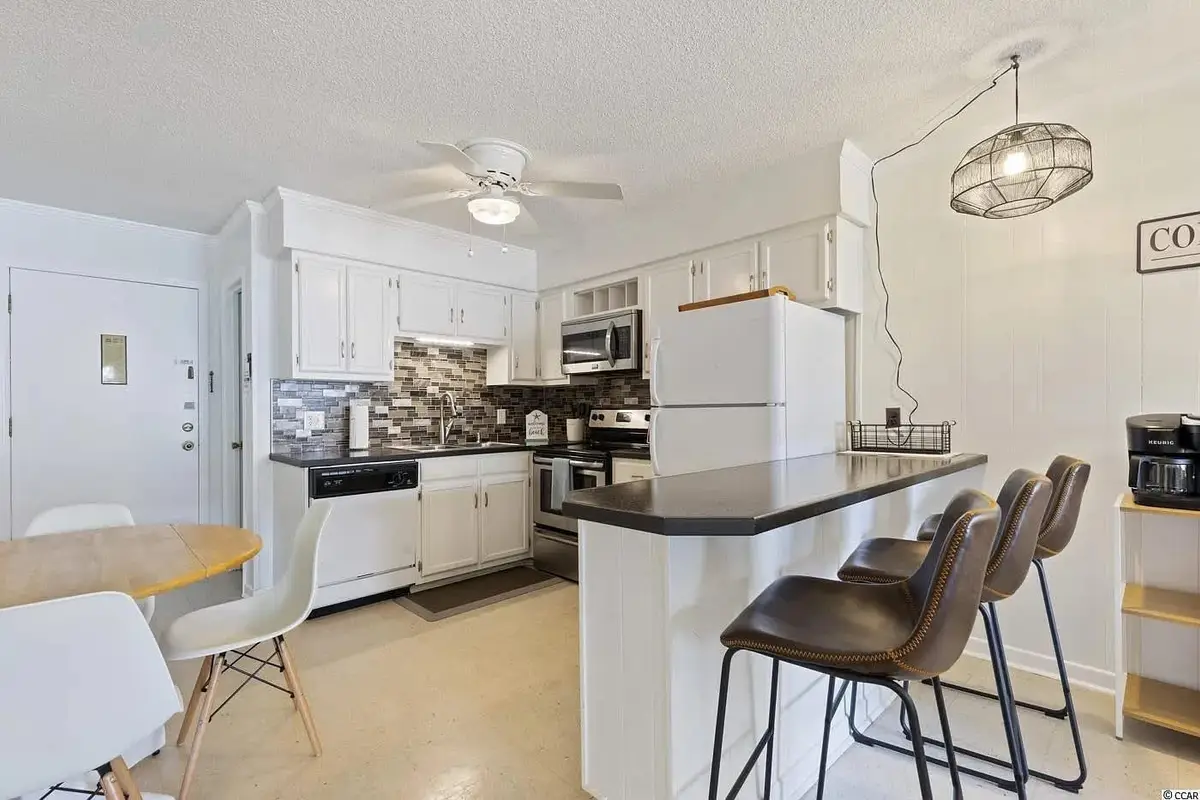 2 Bedroom Condo on Shore Drive with Pool and Beach