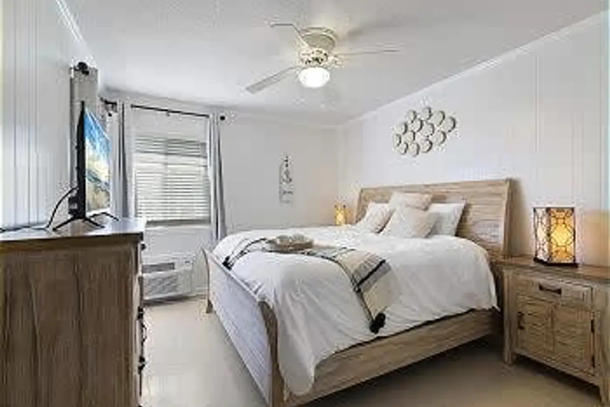2 Bedroom Condo on Shore Drive with Pool and Beach