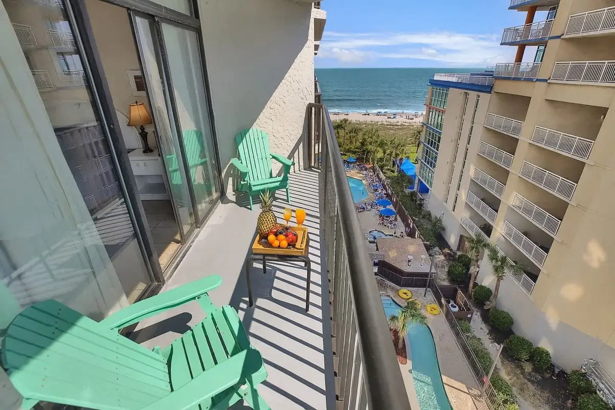 The Coastal Breeze Retreat, Large 2BR with Pools