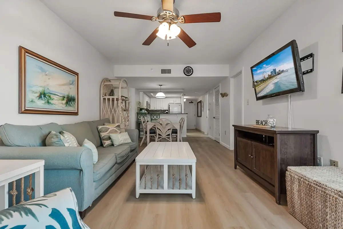 The Coastal Breeze Retreat, Large 2BR with Pools