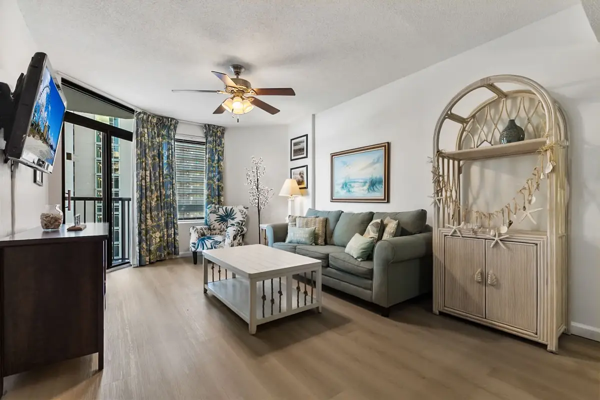 The Coastal Breeze Retreat, Large 2BR with Pools