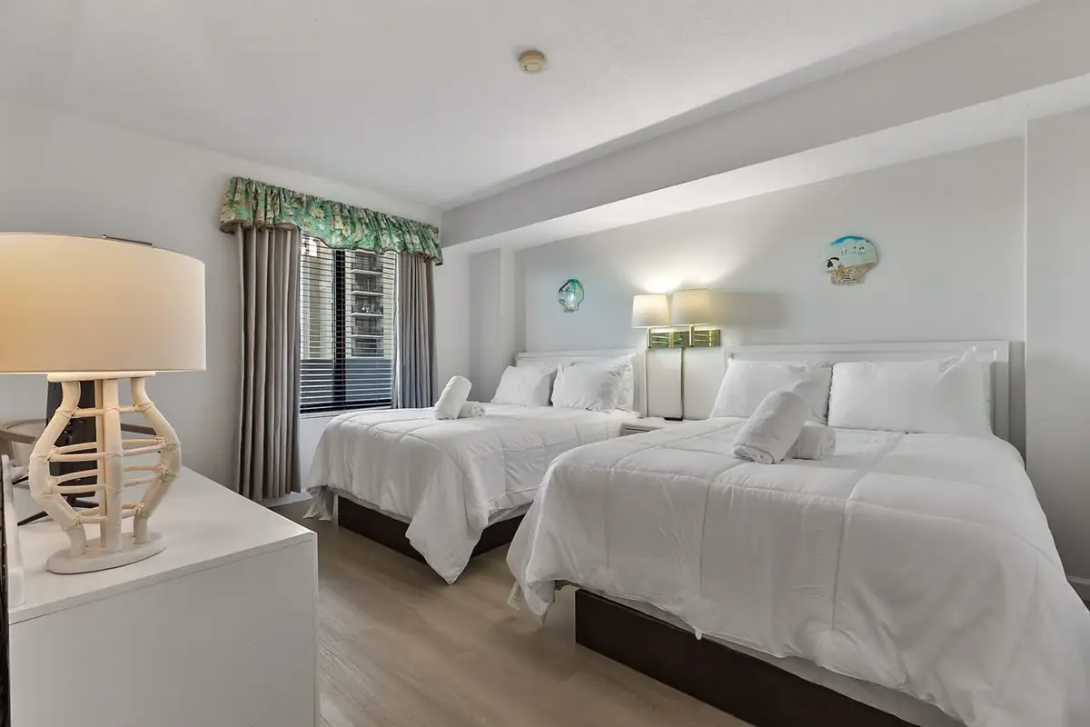 The Coastal Breeze Retreat, Large 2BR with Pools