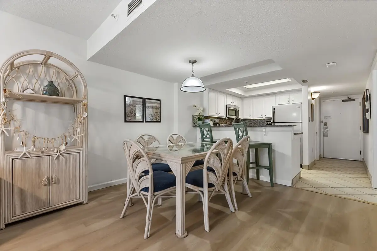 The Coastal Breeze Retreat, Large 2BR with Pools