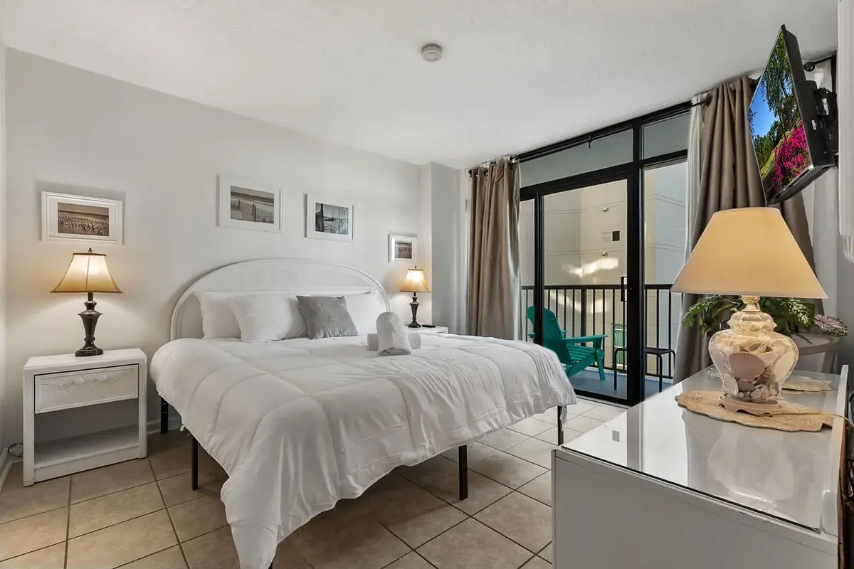 The Coastal Breeze Retreat, Large 2BR with Pools