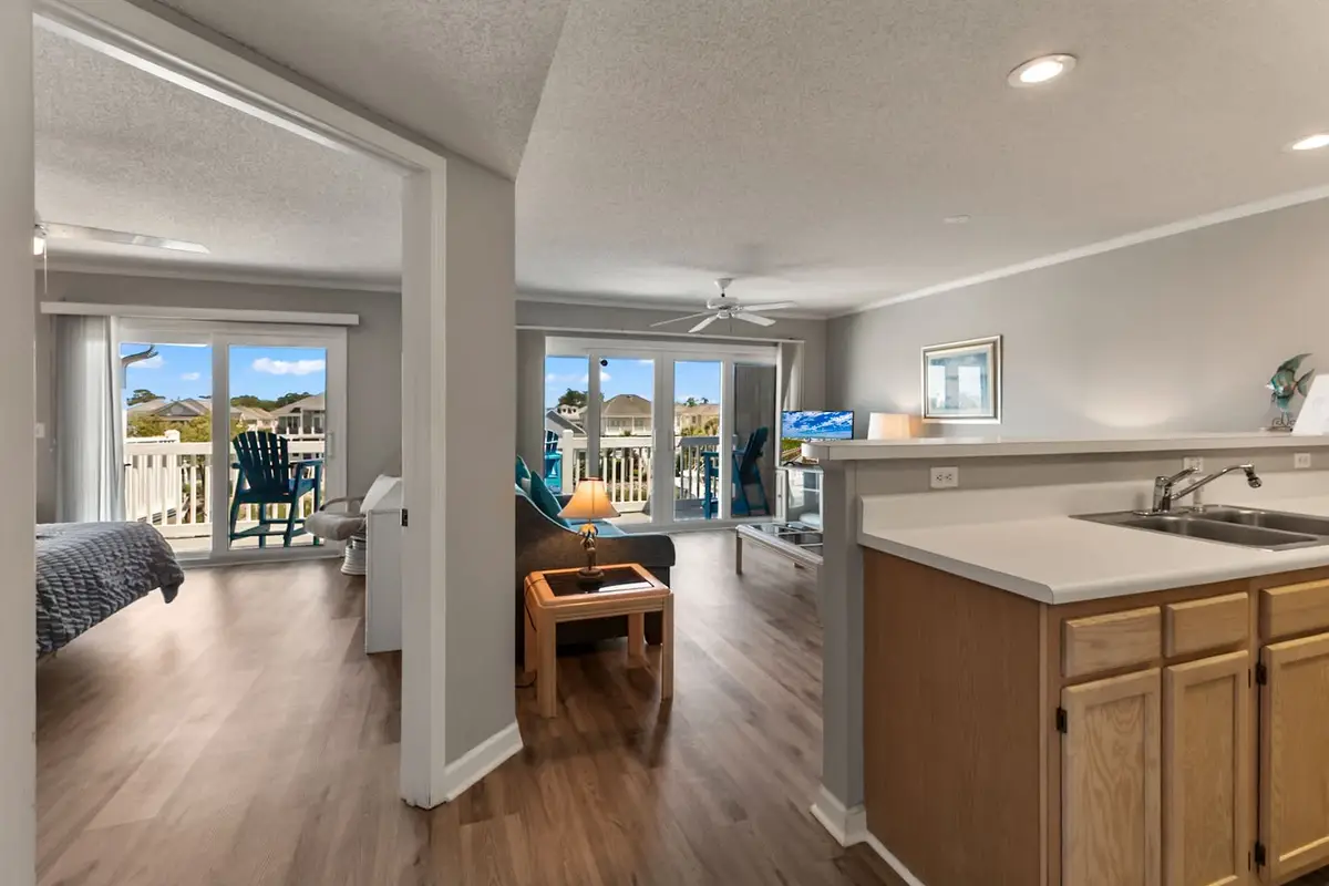 Beautiful 2BR Uniit, Relaxing Lake View
