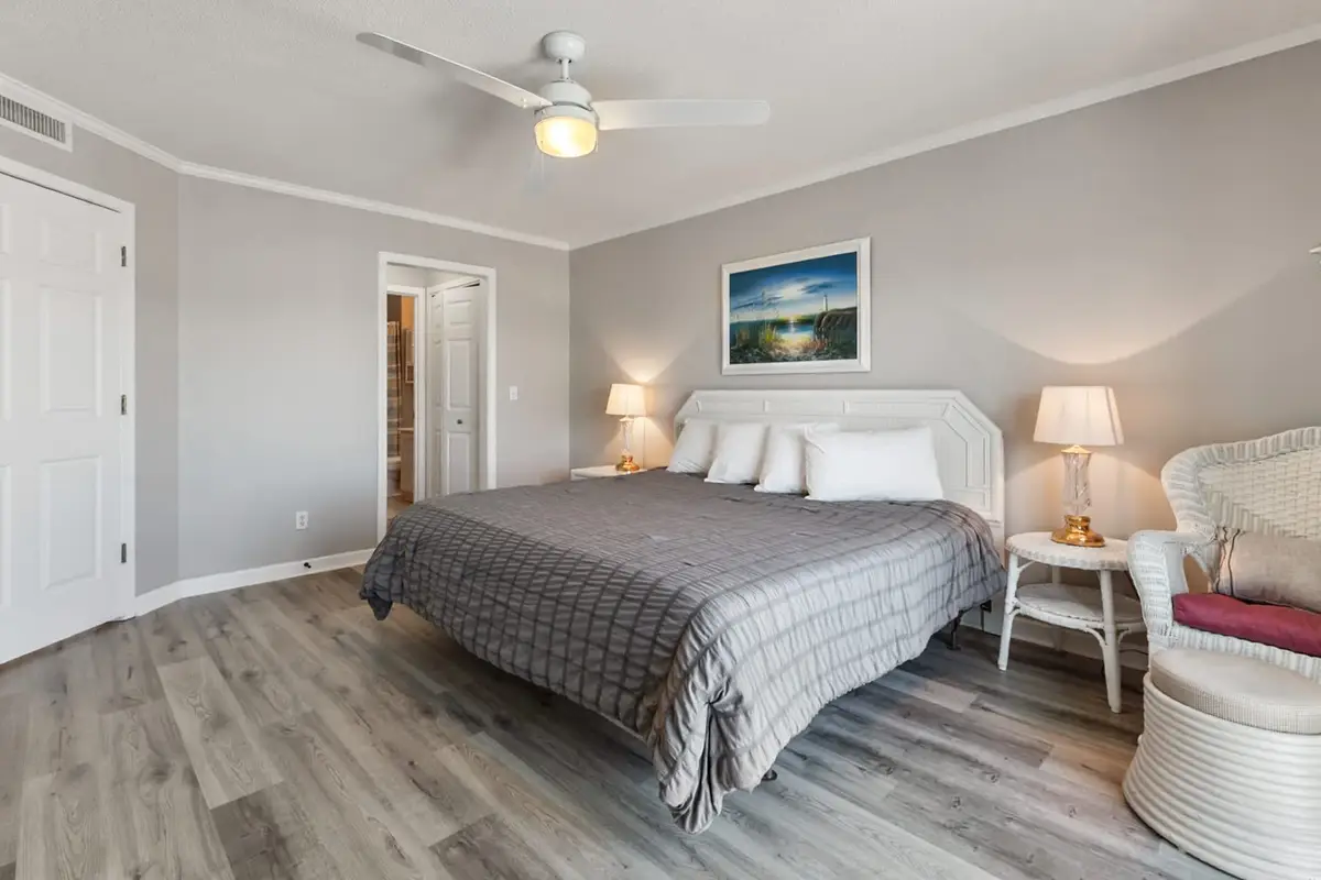 Beautiful 2BR Uniit, Relaxing Lake View