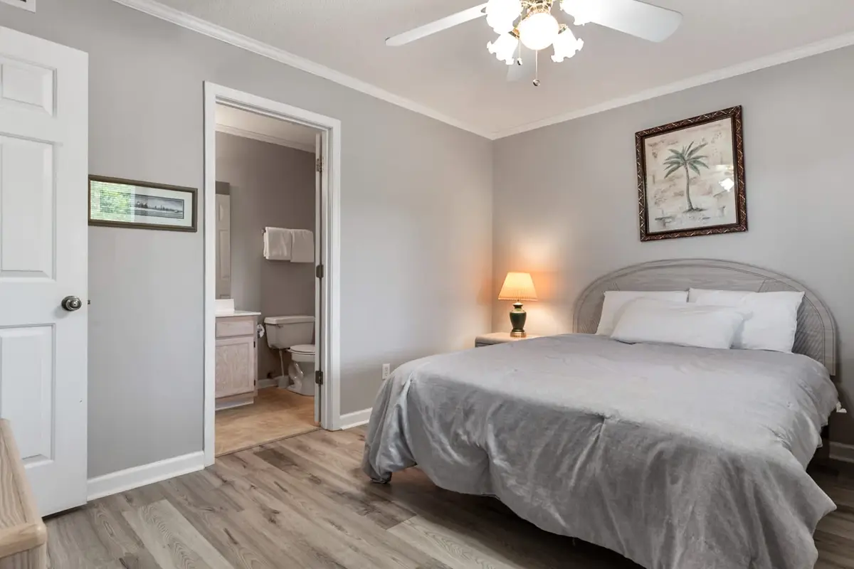 Beautiful 2BR Uniit, Relaxing Lake View