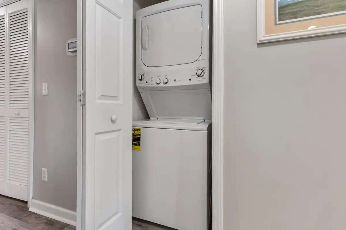 Beautiful 2BR Uniit, Relaxing Lake View