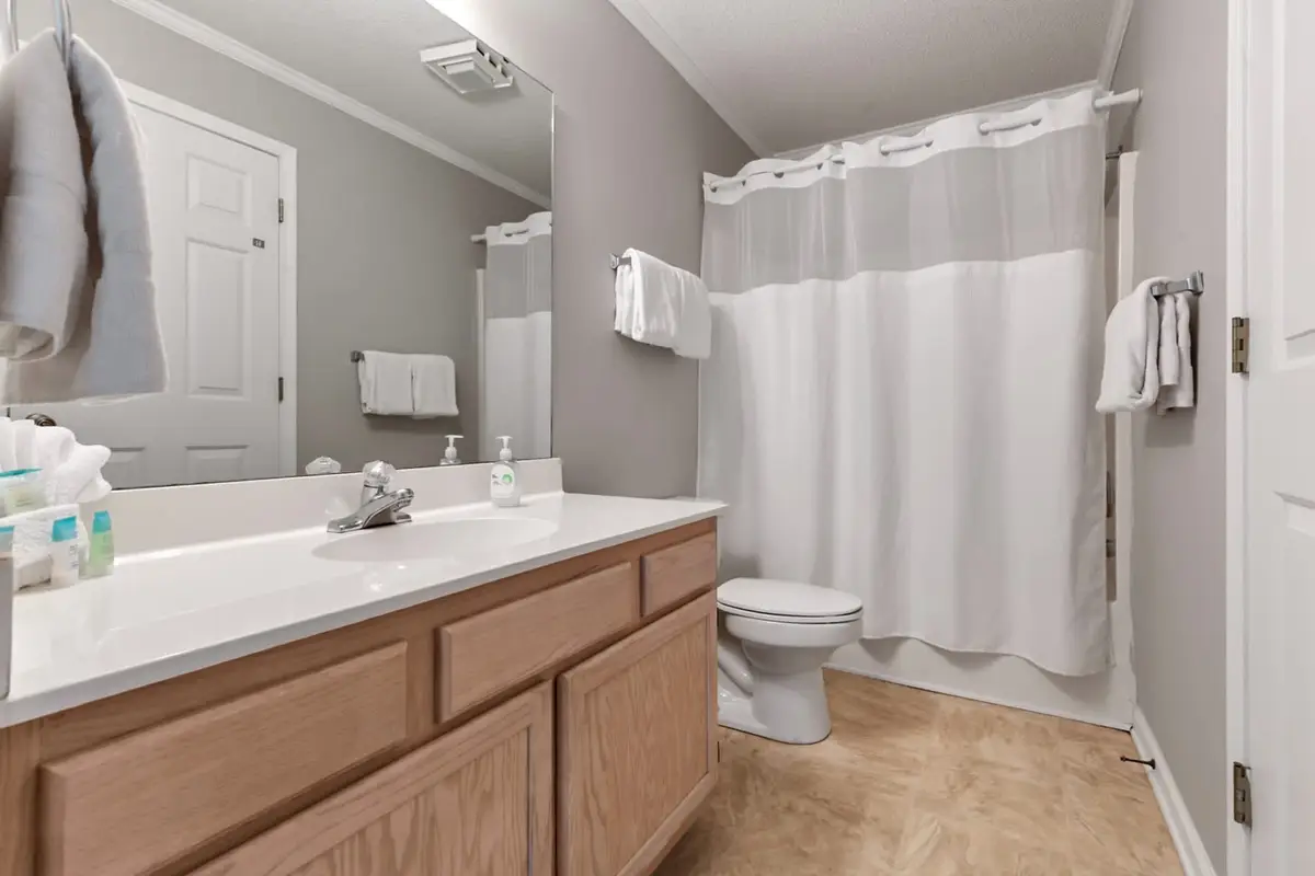 Beautiful 2BR Uniit, Relaxing Lake View