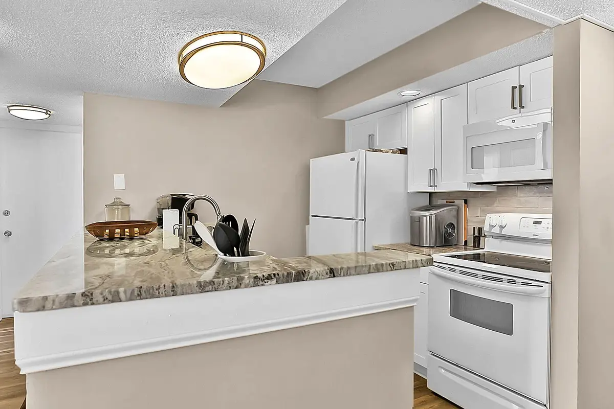 2 Bedroom Ocean Views, Pools, Sands, Ocean Annies!