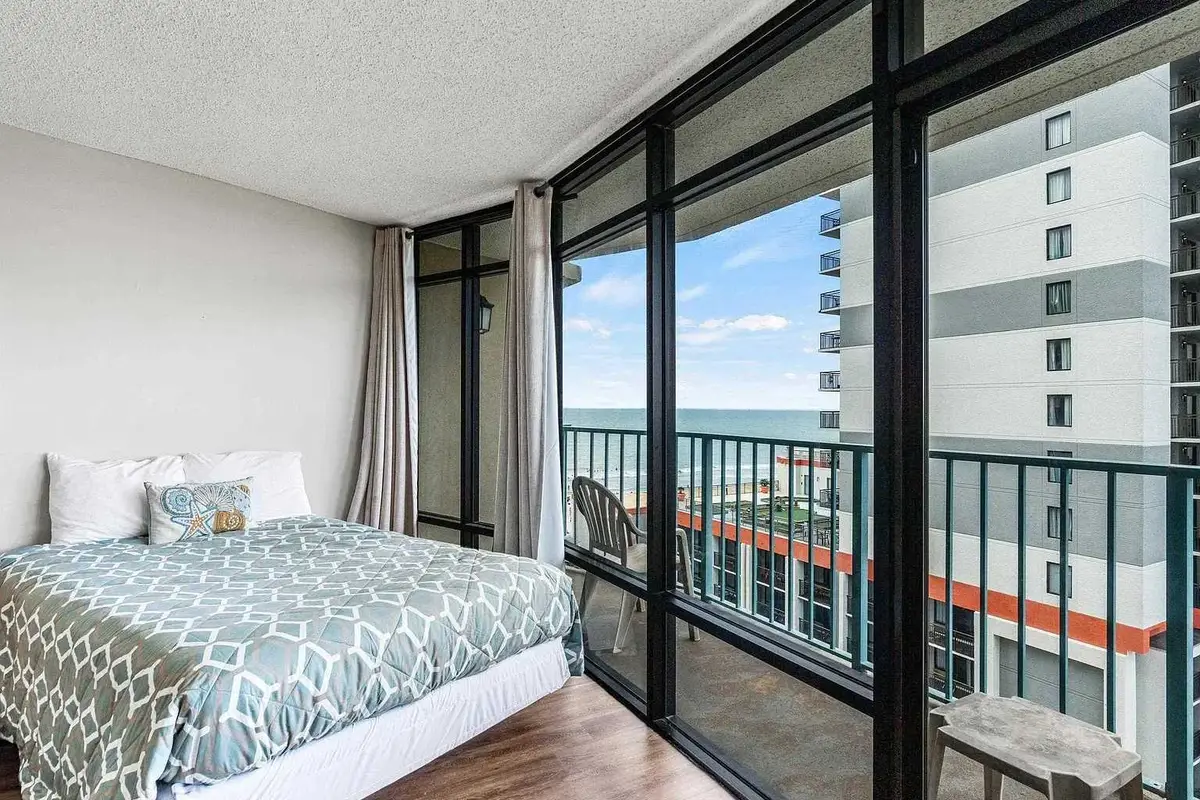 Large 2 bedroom with ocean Views with Balcony