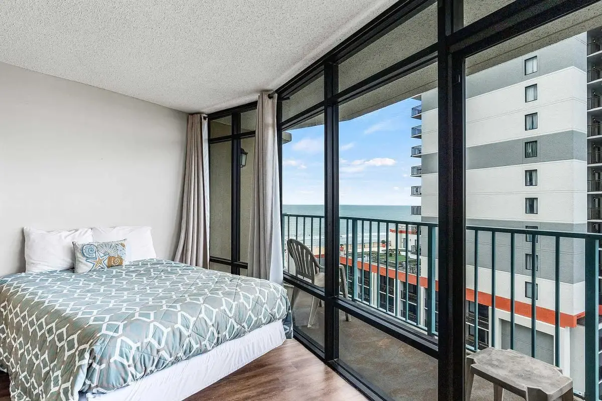 Large 2 bedroom with ocean Views with Balcony