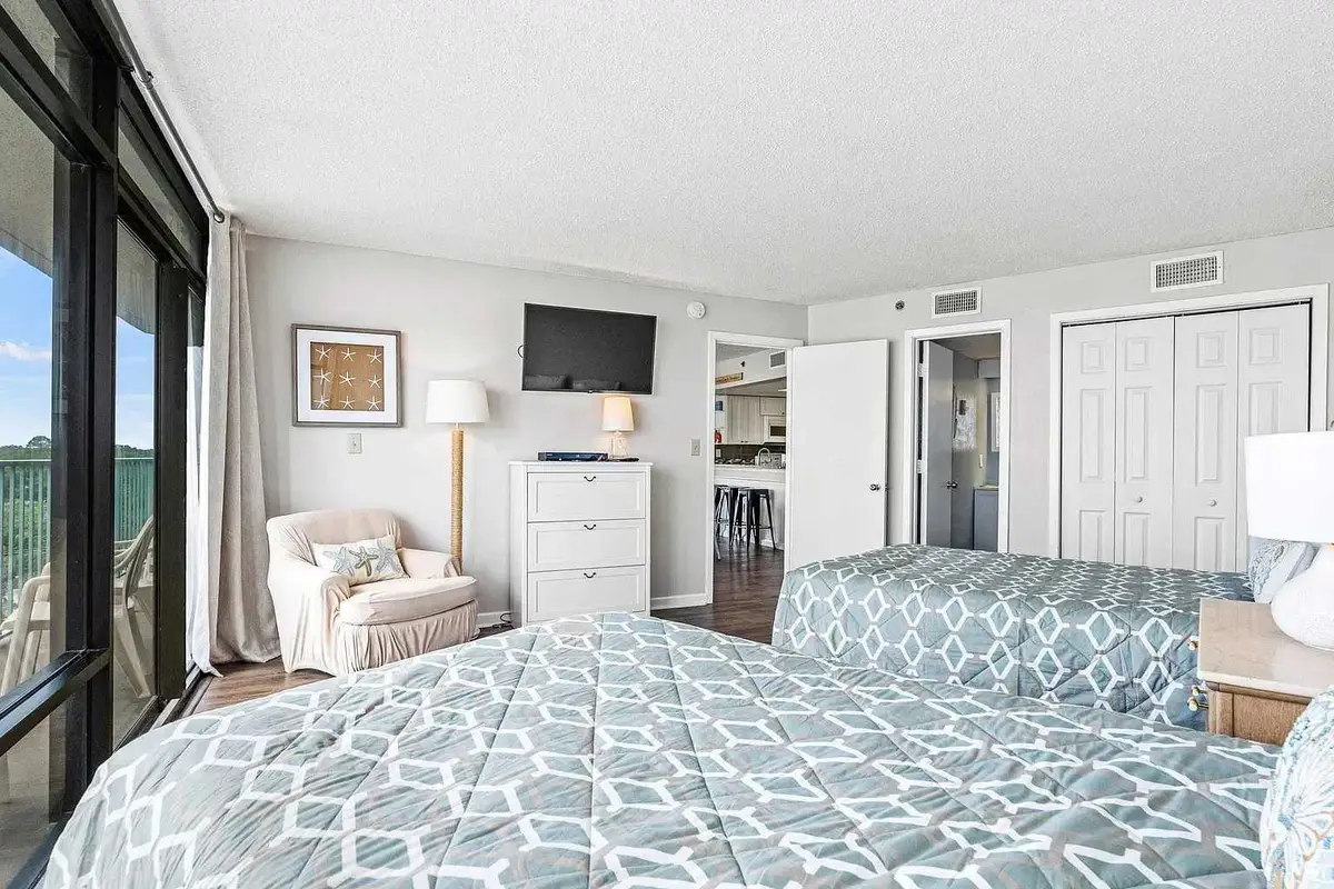 Large 2 bedroom with ocean Views with Balcony