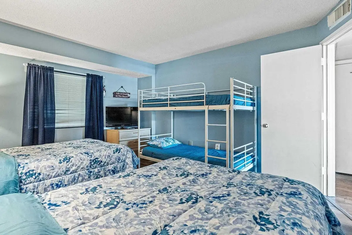 Large 2 bedroom with ocean Views with Balcony