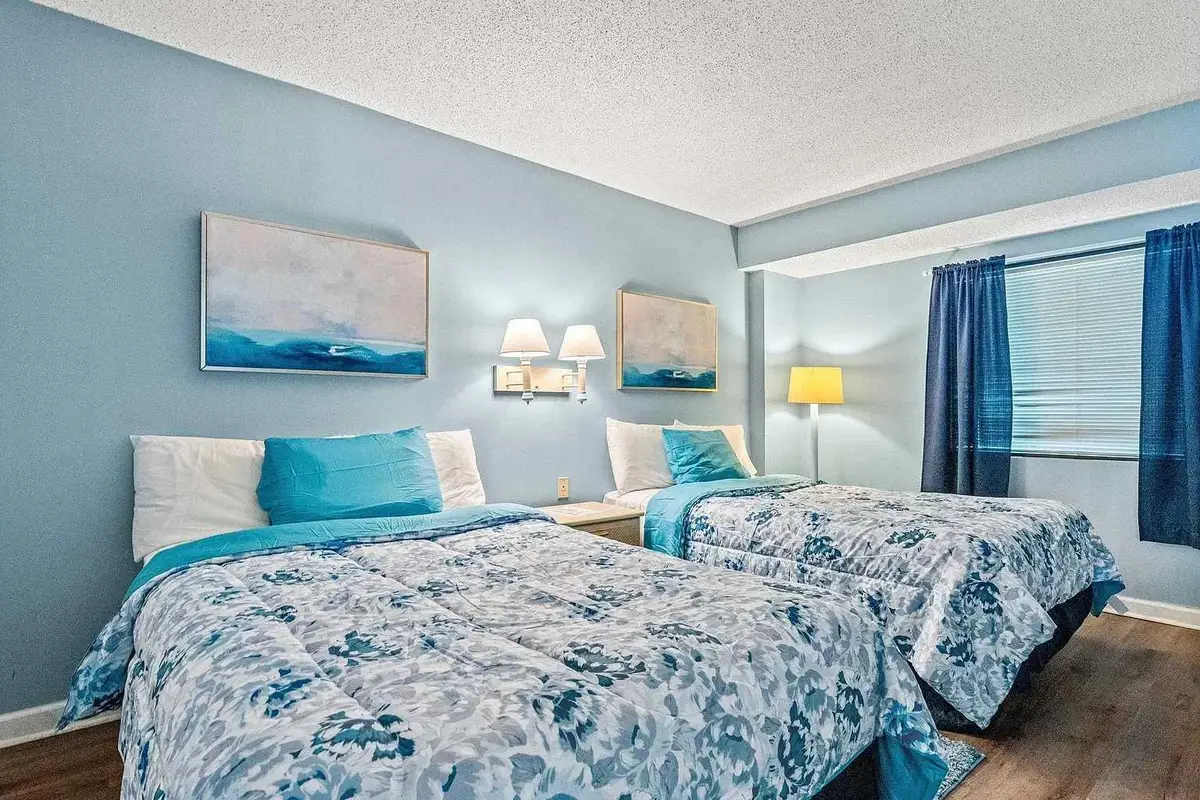 Large 2 bedroom with ocean Views with Balcony