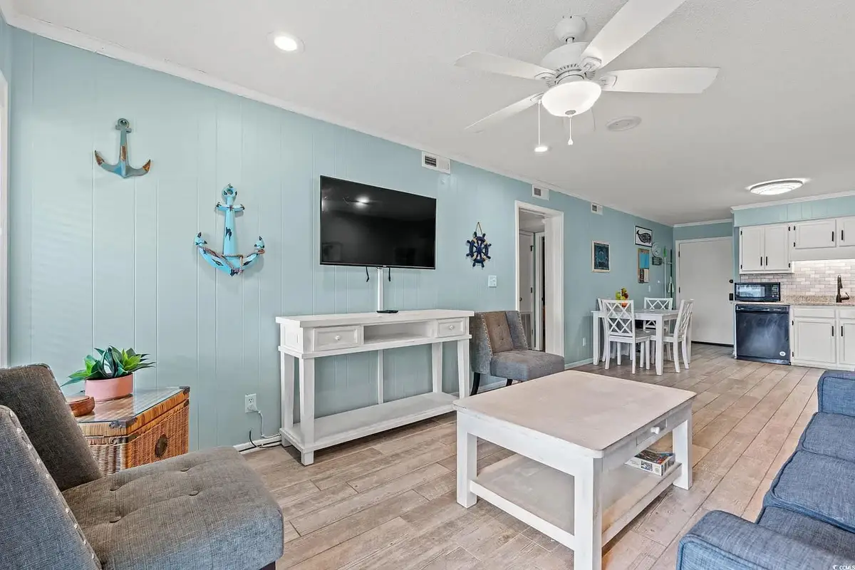 2 Bedroom Condo on Shore Drive with Pool and Beach