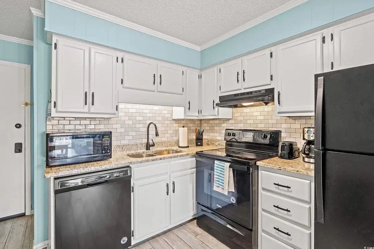 2 Bedroom Condo on Shore Drive with Pool and Beach