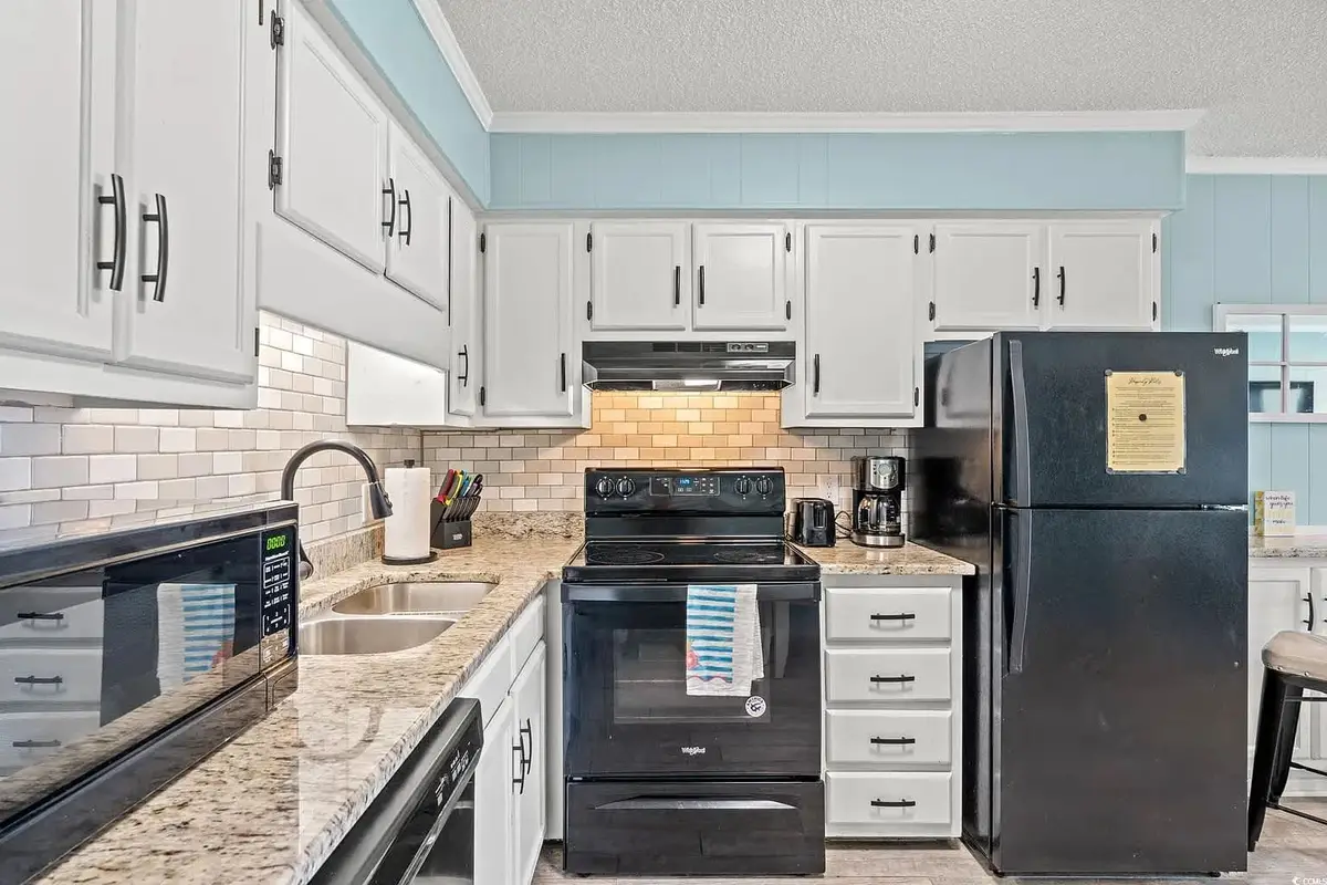 2 Bedroom Condo on Shore Drive with Pool and Beach