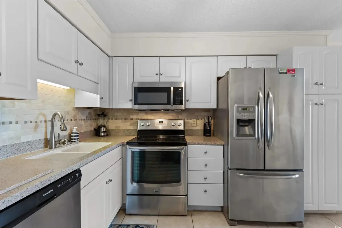 2 Bedroom Condo on Shore Drive with Pool and Beach