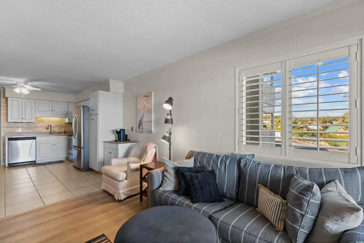 2 Bedroom Condo on Shore Drive with Pool and Beach